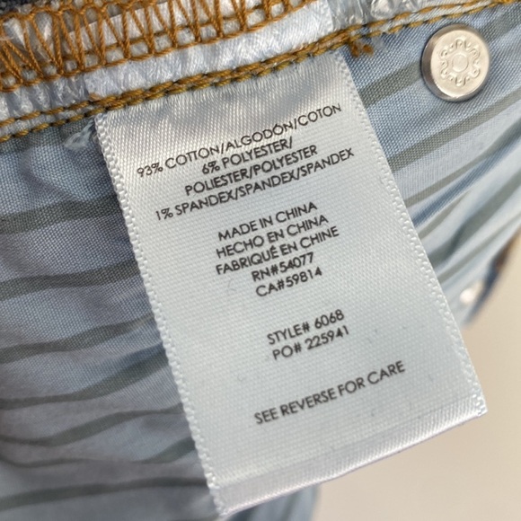 Cabi Womens Button Fly Destructed Straight Jeans Size 8 Distressed Denim - Picture 11 of 15